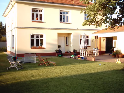 Haus in Berlin Aussenansicht mit Garten
